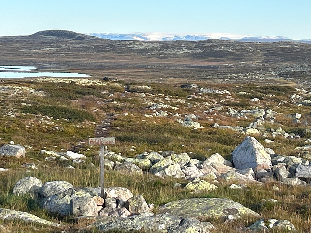Utslagsvannet fra Lågaros turisthytte dumpes her med utsikt til Hardangerjøkulen.