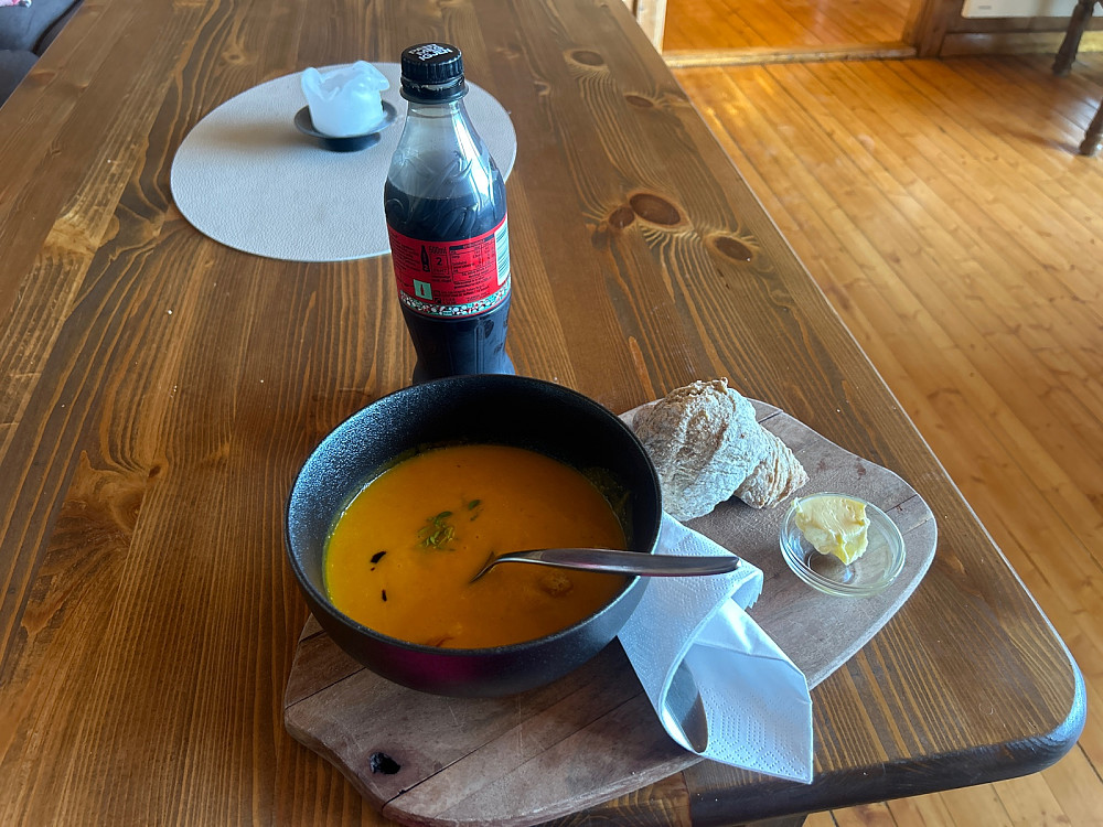 Litt mat på Mogen turisthytte.