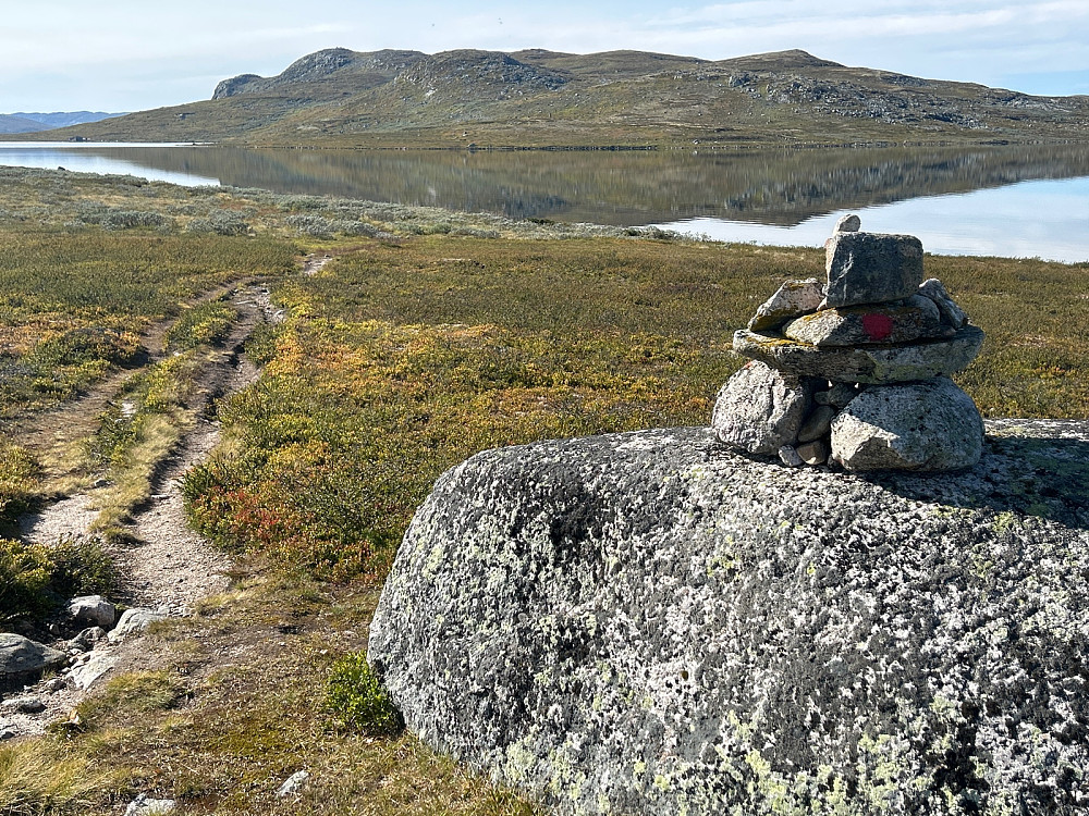 Gjuvsjåen med Gryslehovda i bakgrunnen.