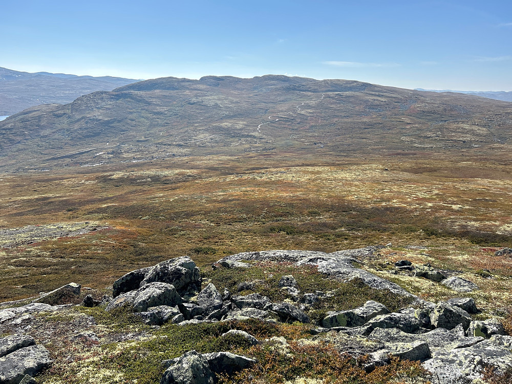 Her har jeg kommet høyt opp mot Søre Afdalsnuten og ser over mot Søltjønnhovda som jeg besøkte senere på dagen. Veien som snirkler seg oppover mot Søltjønnhovda er også lett å få øye på.