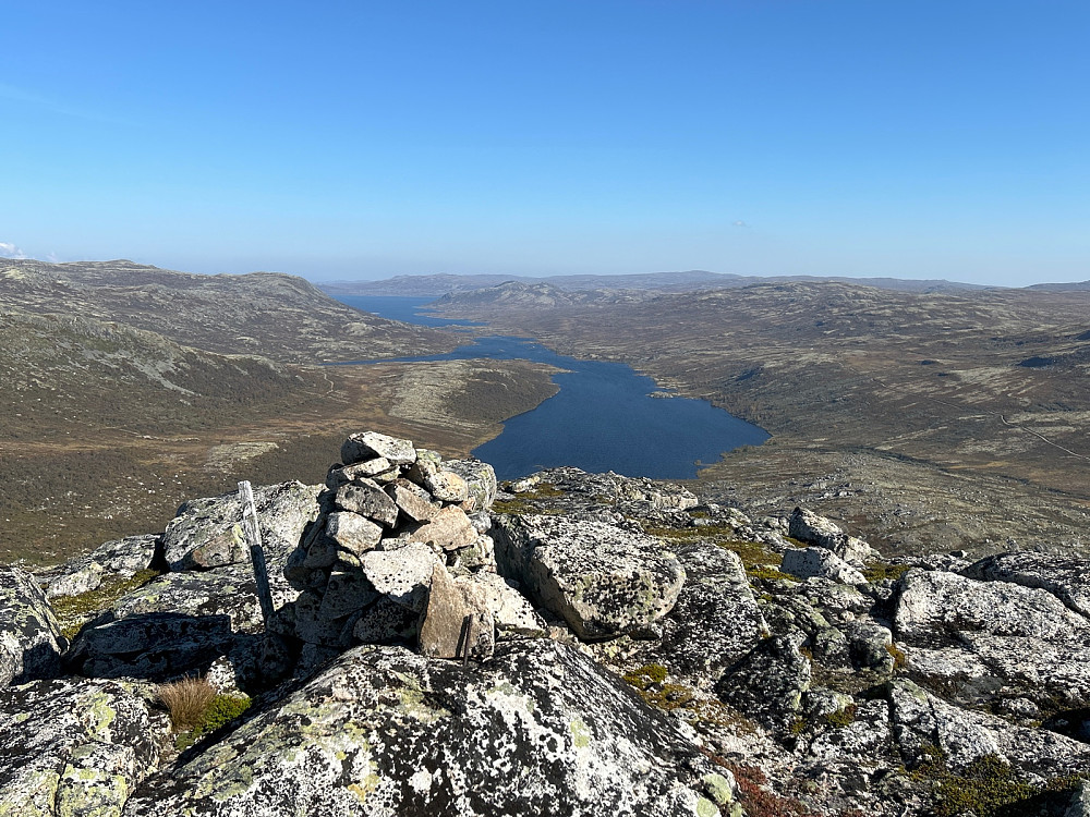 Toppvarden på Søre Afdalsnuten (1350 moh) med utsikt østover over Vikvatn og Sønstevatn.