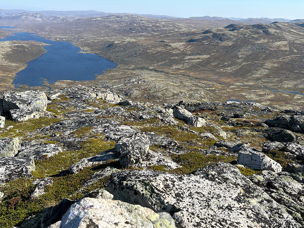 Utsikt sørostover over Vikvatn hvor traktorveien jeg syklet på er lett å se litt oppe i dalsiden.