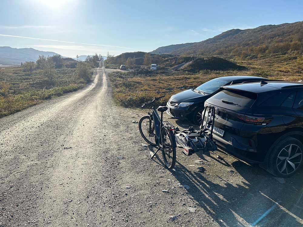 Her parkerte jeg bilen. Jeg markerte det med en parkeringslomme i pb-kartet, og tror det er plass til 2-3 biler her.