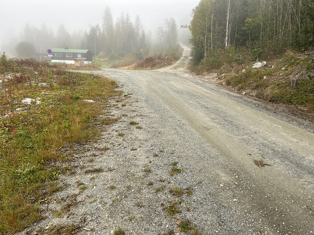 Høsten er tid for tåke, men jeg hadde egentlig trodd at vi kom unna tåken i Drammen ved å reise innover i landet. Dette er ved turstart.