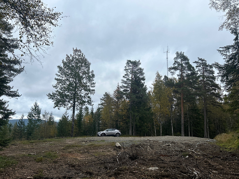 En Toyota parkert i enden av Havikveien som kunne ta oss til Brekkebygdveien.