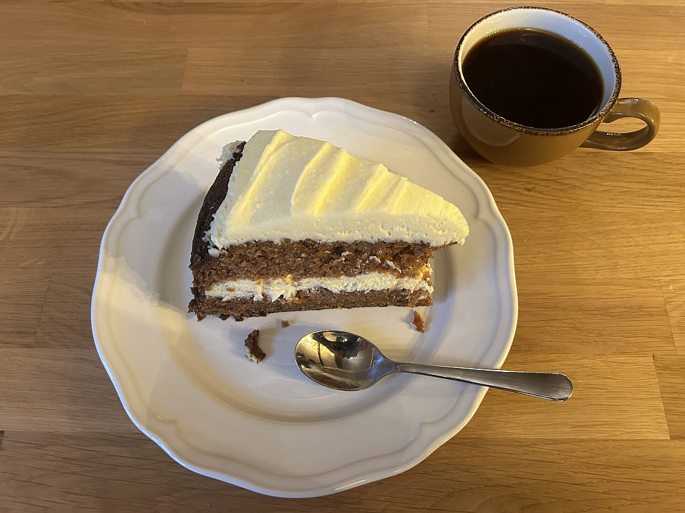 Gedigen gulrotkake som dessert.
