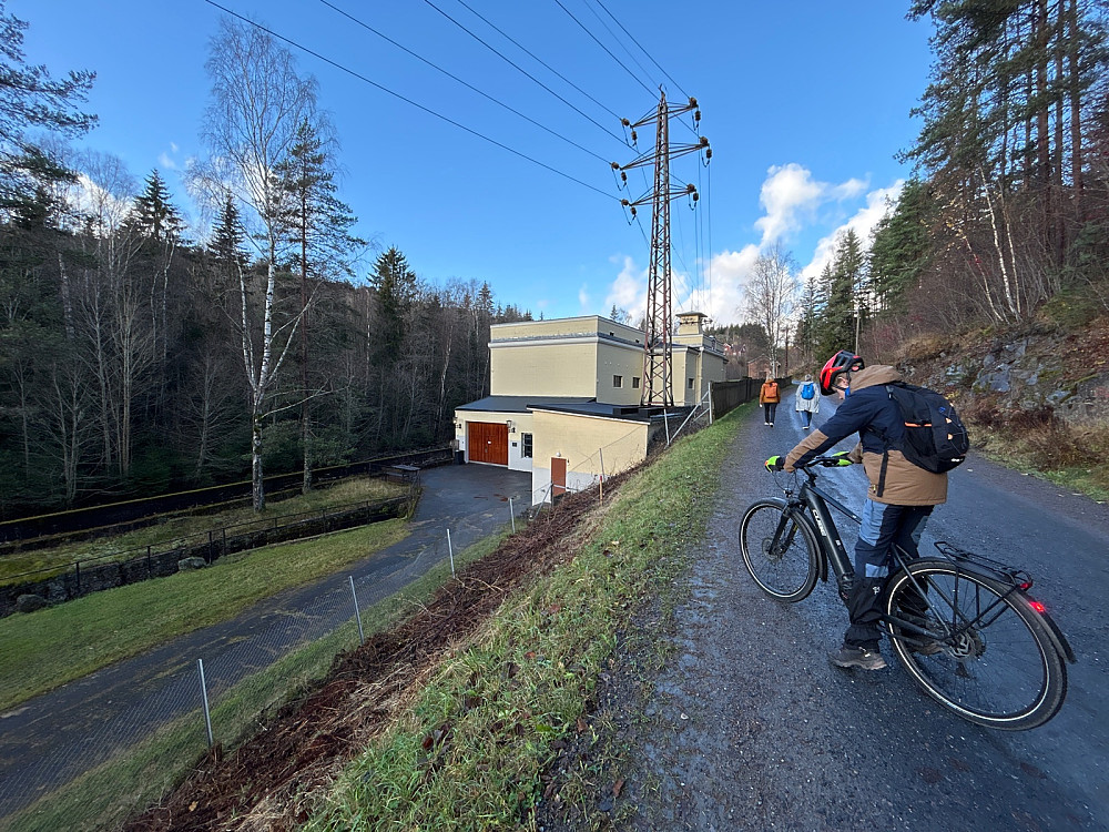 Vi passerte Hammeren kraftstasjon som jeg ikke har lagt merke til før; sikkert fordi jeg har gått på ski på andre siden av elva. Det er et kraftverk plassert i fallet mellom Skjærsjøen og Maridalsvannet. Christiania Elektricitetsværk satte stasjonen i drift i 1900. Kraftstasjonen er det eneste kraftverket innenfor Oslo kommunes grenser. Den regnes som et kulturminne, og er Norges eldste vannkraftverk i daglig drift. Stasjonen eies i dag av Oslo Lysverker AS, et datterselskap av E-Co Vannkraft AS. Kraftverket nytter fallet på 105 m fra Skjærsjøen til Maridalsvannet, og har en maksimal effekt på 5 MW, mens kraftverket har en årsproduksjon på 16 GWh.