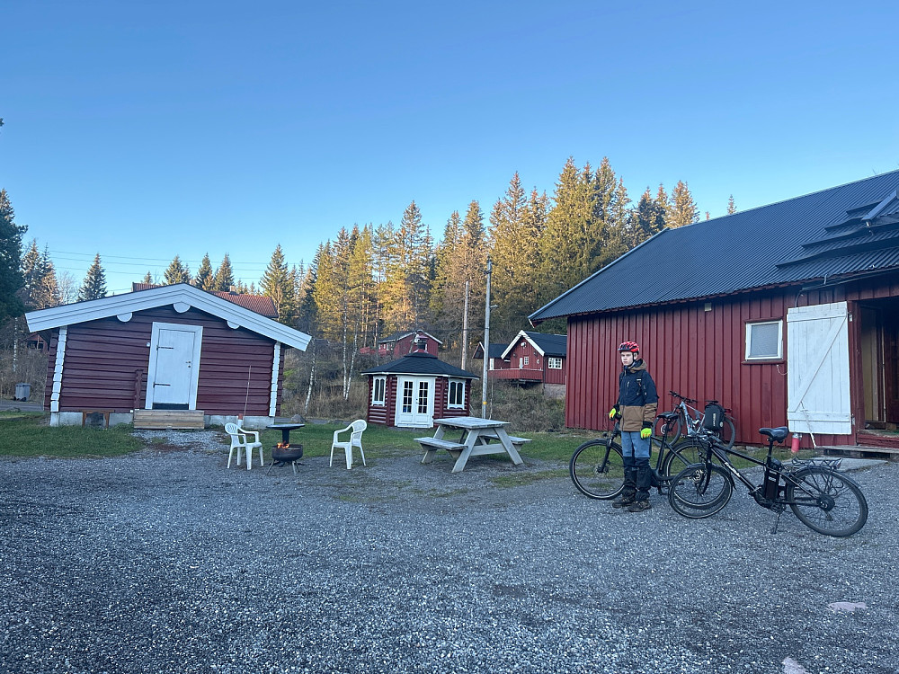 Vegard og syklene våre på Bjørnholt.