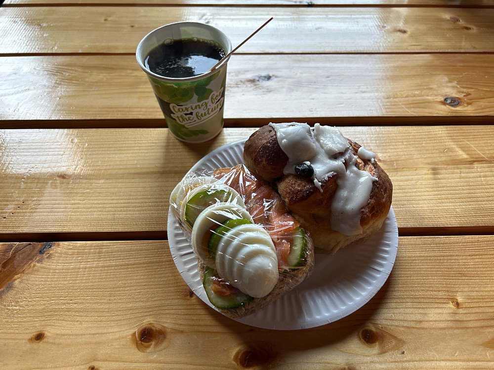 Kaffe, rundstykke med laks og en stor bolle til meg.