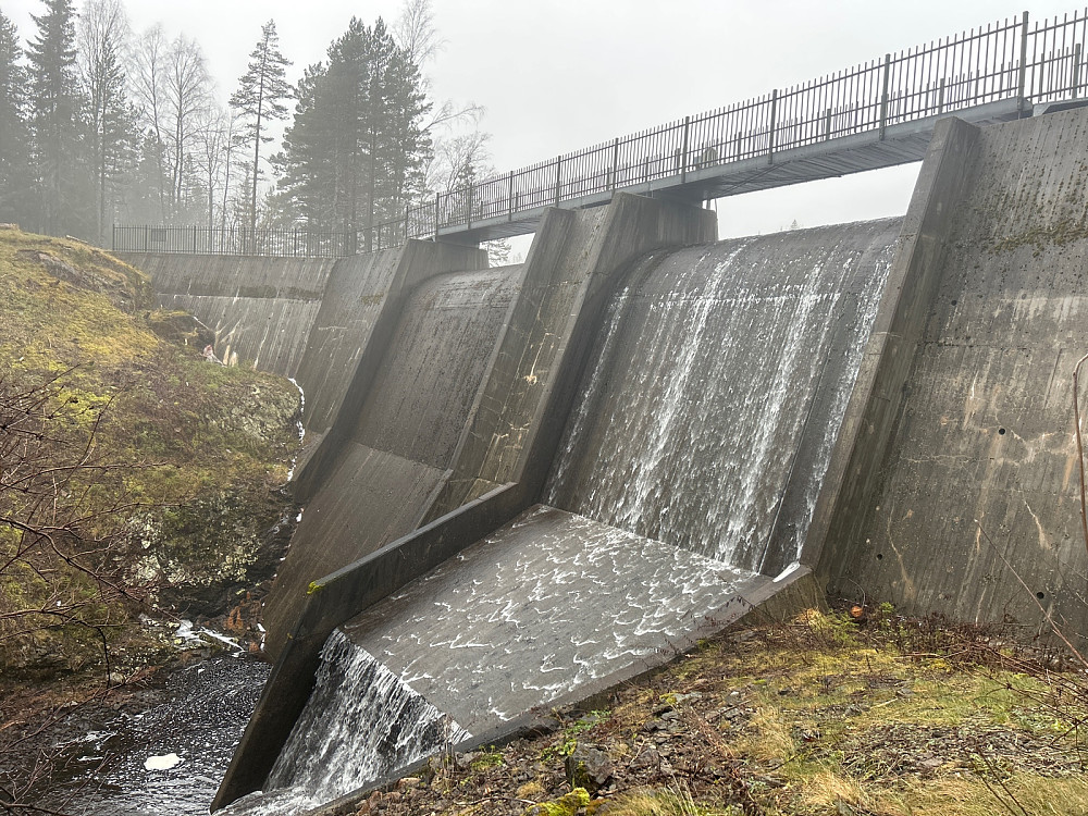 Demningen til Hvalsdammen.