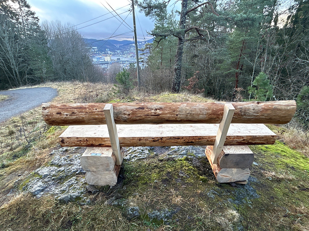 Ny benk litt ovenfor Strøtvet, men jeg er ikke så gammel at jeg trengte å bruke den:-)