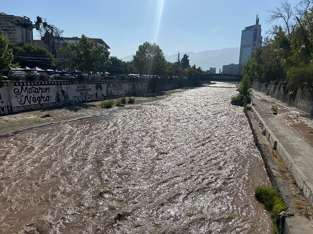 Elven som renner gjennom Santiago heter Rio Mapocho.
