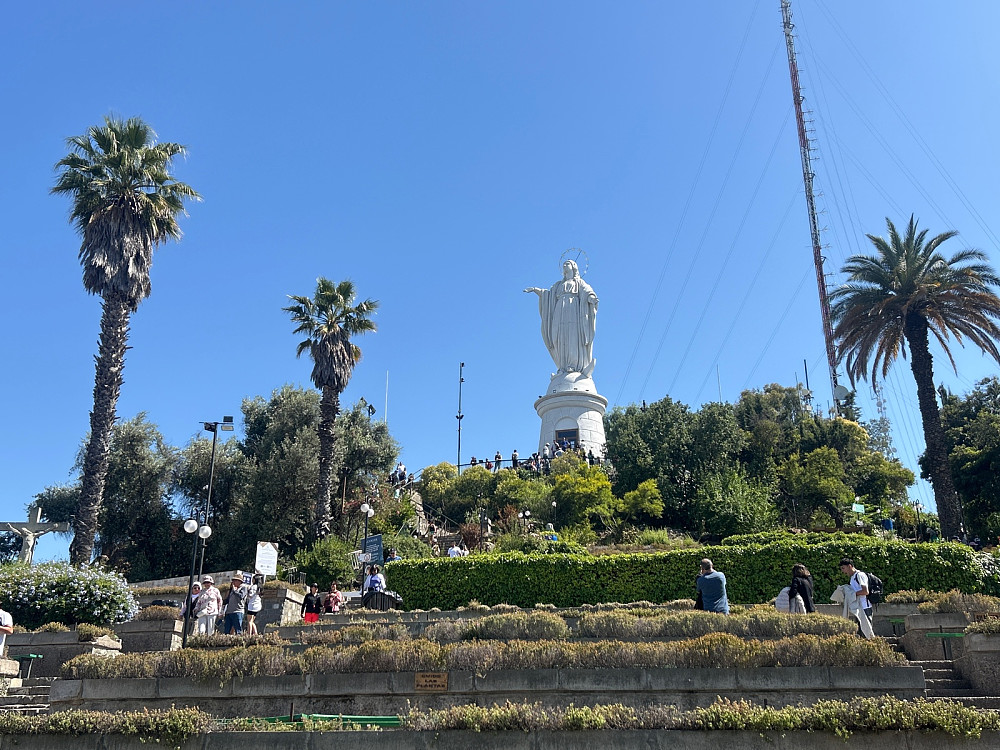 Stor statue av Jomfru Maria omtrent der funikularen kommer opp.