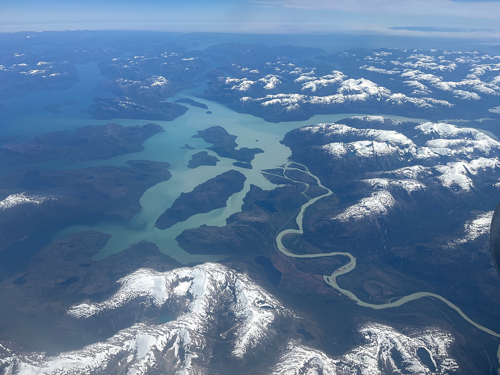 Elven på bildet heter Rio Baker som renner ut i en fjord. Dette er cirka midt i mellom de to store isbreene i Patagonia.
