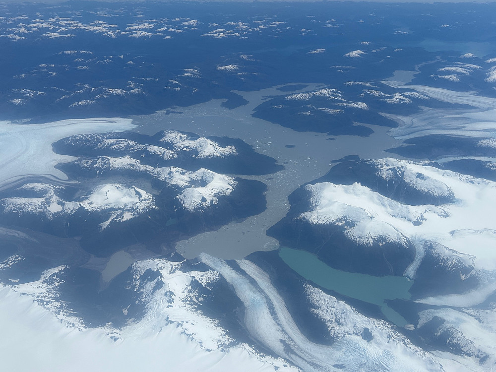 Her er Volcan Lautaro på 3623 moh som reiser seg over den søndre Patagoniske isbreen rett under flyet. Det er et stort vann på bildet som heter Lago Greve, muligens oppkalt etter noen av mine slektninger:-) Trolig kan Canal Messier som er saltvann skimtes helt øverst i bildet.