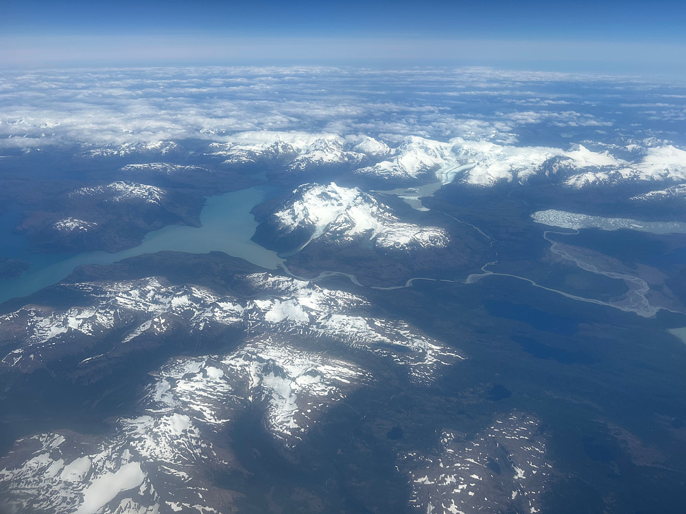 Har har vi fløyet rett over Torres del Paine uten å sett noen av fjellene der fordi de var rett under oss. Fjellet som ses midt i bildet er Monte Balmecada på 2250 moh som ligger ved fjorden Ultima Esperanza. Denne fjorden går innover nordvest for Puerto Natales. Litt merkelig retning på den fjorden.