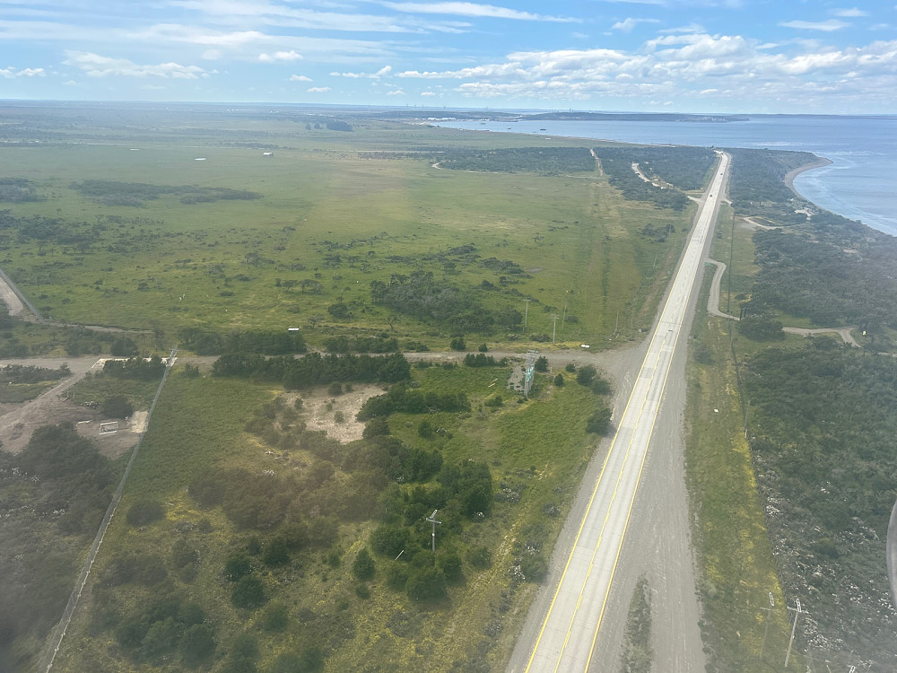 Inn for landing i Punta Arenas. Ganske flatt landskap i dette området.