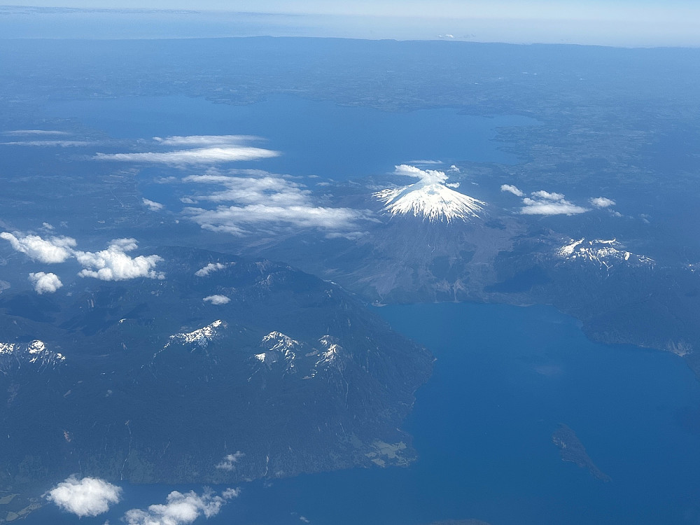 Den snødekte vulkanen er Volcan Osorno cirka 50 km nordøst for Puerto Montt.