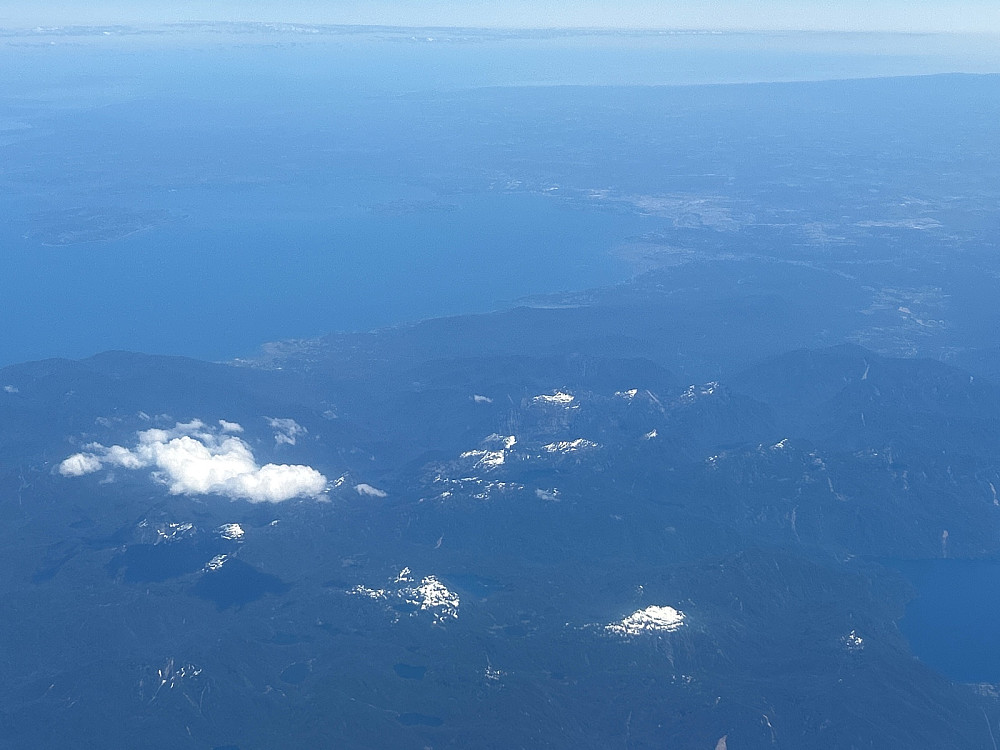 Her ser vi byen Puerto Montt ligge ved fjorden litt til høyre i bildet.