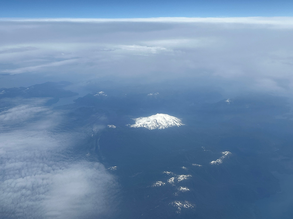Vulkanen på bildet tror jeg heter Mentolat og er 1660 moh. Den ligger på øya Magdalena som er cirka 350 km sør for Puerto Montt.
