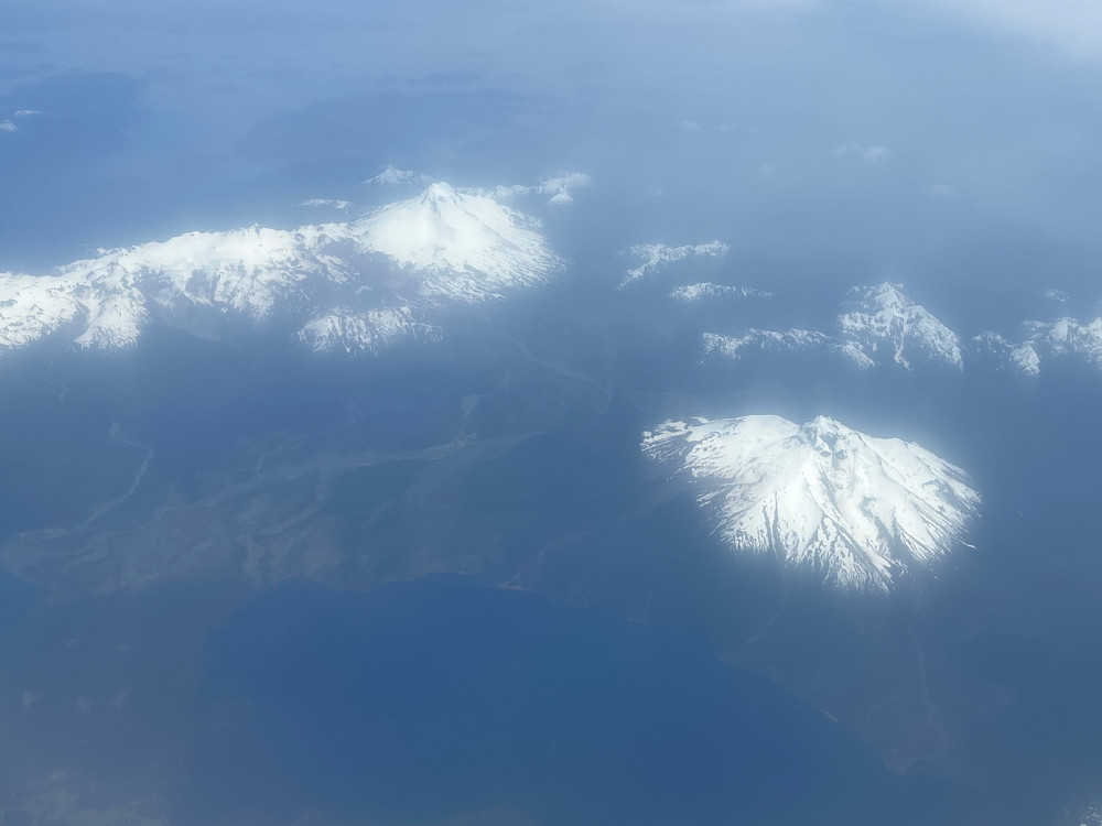 Nederst i bildet ses innsjøen Lago Yulton med vulkanen Cay på 2090 moh nærmest og den flotte Volcan Maca på 2300 moh litt lenger bak. Helt bakerst i bildet er det fjorden eller sundet Canal Moraleda som kan skimtes.