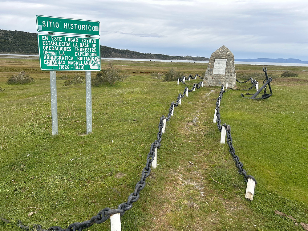 Dette stedet er slik jeg forstår det et minnesmerke for Phillip Parker King som utforsket Magellanstredet i 1826-1830 med HMS Beagle og senere i 1832-1836 med Charles Darwin om bord.