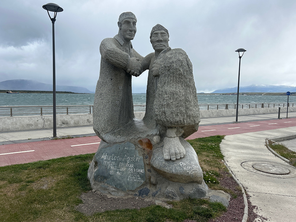 De som bodde her da Magellan seilte forbi hadde visstnok store bein, derav navnet Patagonia. Det ses jo tydelig på bildet.