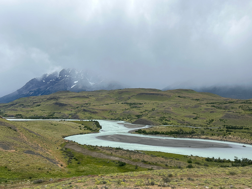 Elven som kommer fra nordsiden av Torres del Paine og renner inn i Lago Nordenskjöld.
