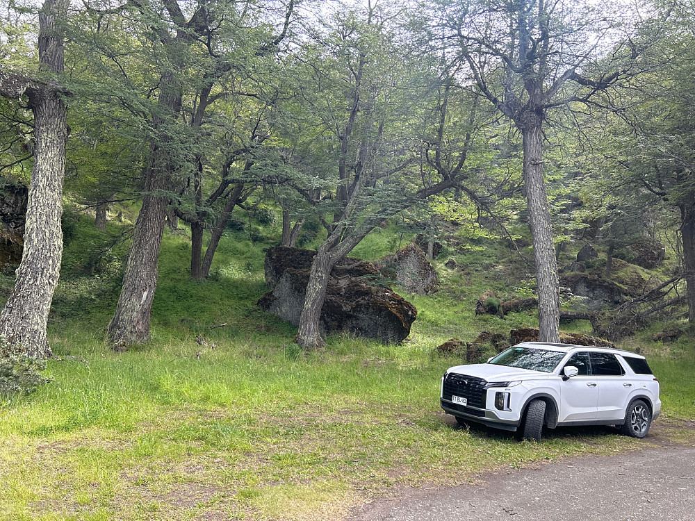 Bilen vår ved stistarten til den lille Mylodonhulen.