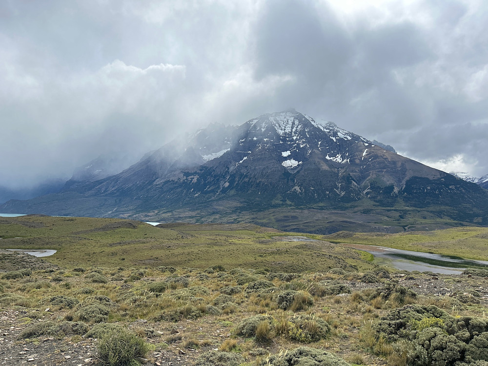 Toppunktet av Monte Almirante Nieto er ikke synlig i dag.