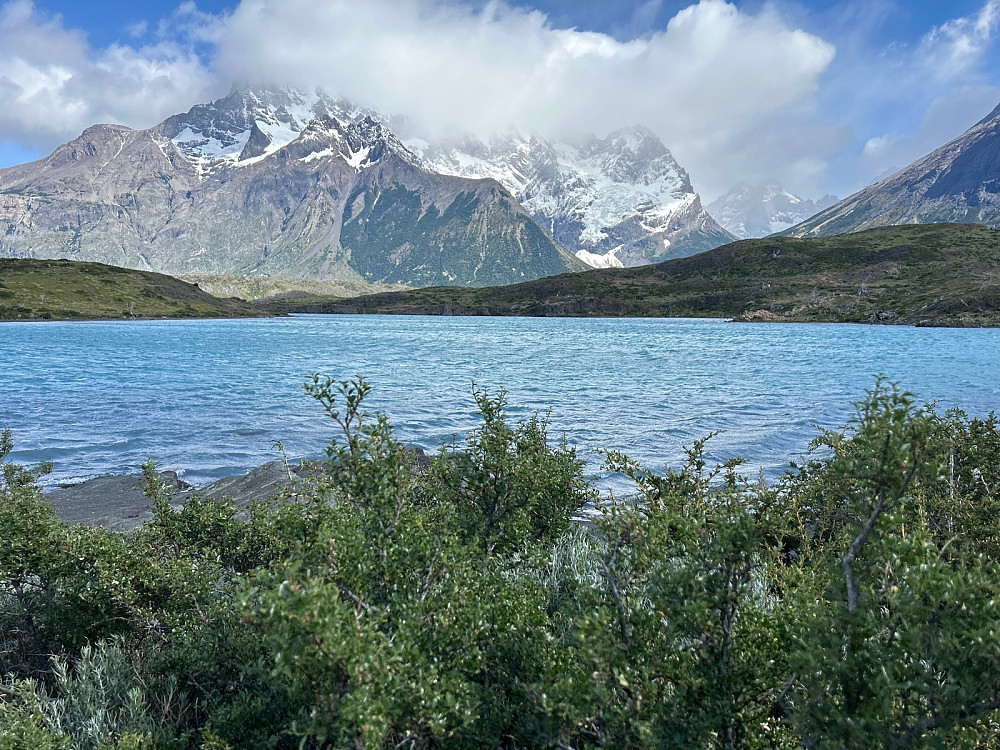 Skyer på Cerro Paine Grande i dag. Innsjøen er Lago Nordenskjöld. Litt til høyre i bildet ser vi inn i den franske dalen og et høyt fjell i skydekket.