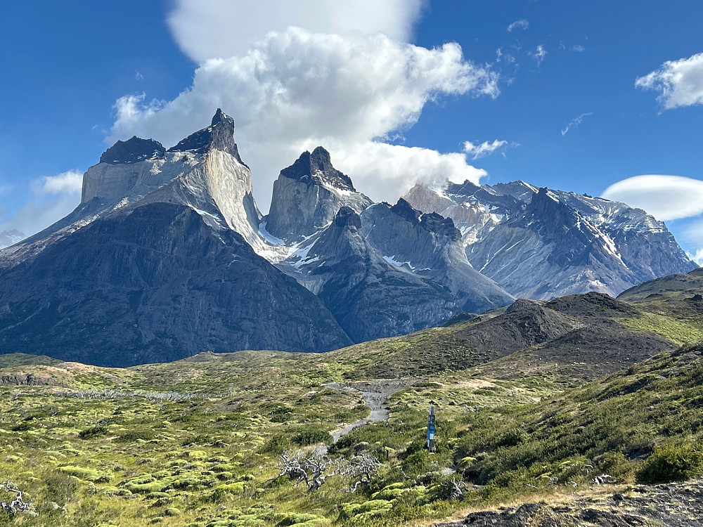 Ganske bred sti bortover mot Mirador Cuernos som ligger et par kilometer lenger nord i retning hornene.