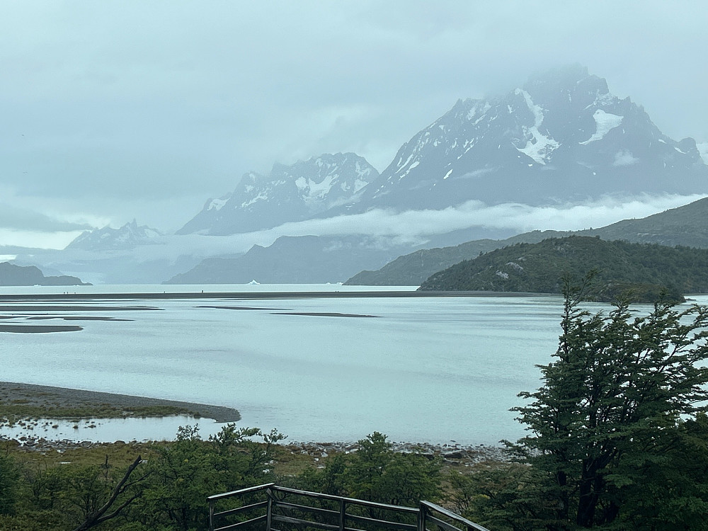 Bilder fra terrassen på Hotell Lago Grey. Noen få isfjell kan ses på vannet.