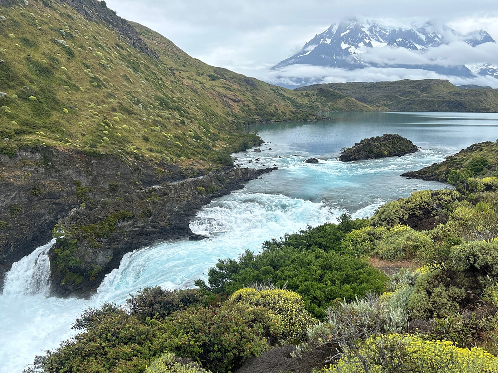 Øverste del av Salto Chico med en skydekket Cerro Paine Grande i bakgrunnen.