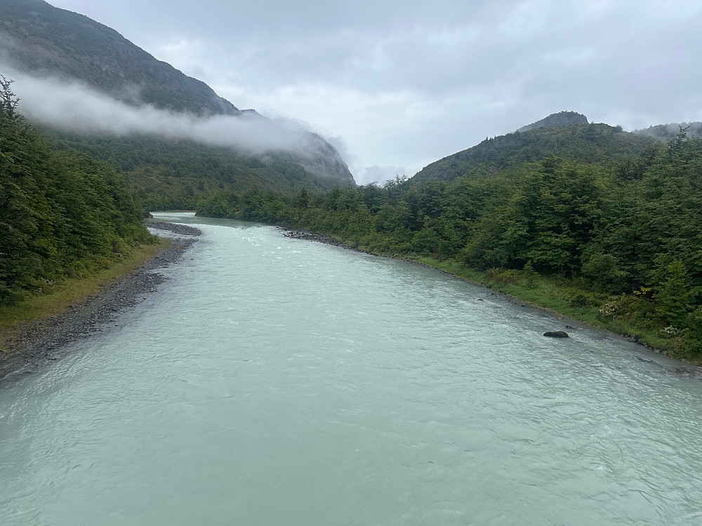 Denne elven kommer fra et vann like vest for Lago Grey hvor Glaciar Pingo kalver. Vi så ikke noe til den breen, men den er en arm av den søndre Patagoniske isbreen.
