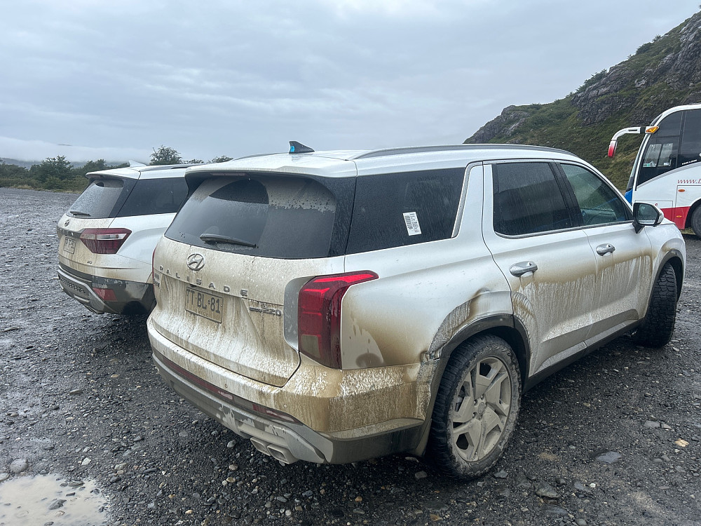 Grusveiene i Torres del Paine har dekket mye av vår Hyundal Palisade. Men faktisk forsvant det meste av skitten på asfaltveiene videre til Punta Arenas samme dag siden det regnet så mye.