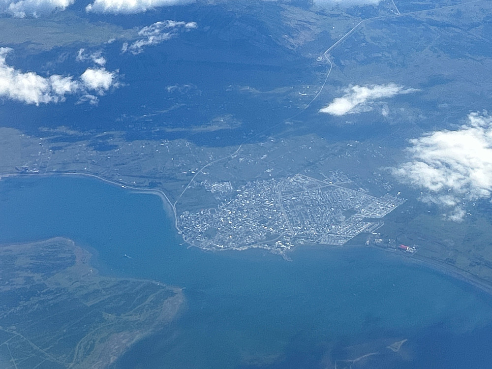 Her flyr vi over Puerto Natales igjen.