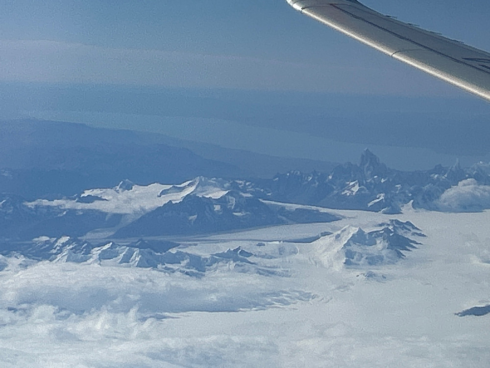 Ikke så bra bilde, men under flyvingen er det vel lett å dra kjensel på Monte Fitzroy og Cerro Torre. Vannet i bildet er Lago Viedma.