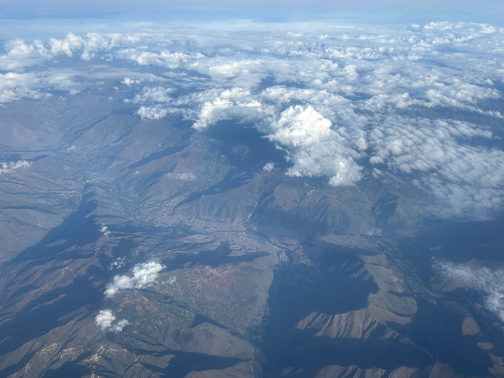 Her er vi inne over land i Peru et eller annet sted før skyene over Amazonas gjorde det lite interessant å se ut vinduet, og ristingen i flyet gjorde det nesten umulig å ta noen bilder.