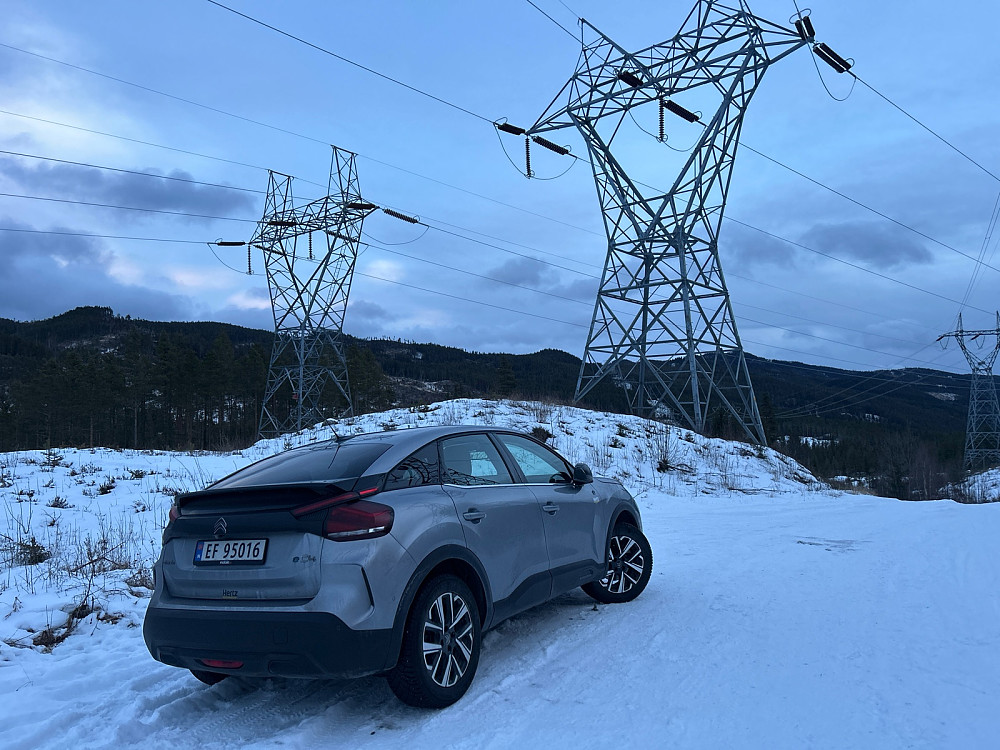 Her mener jeg veien er noe bredere slik at det er greit å parkerere.