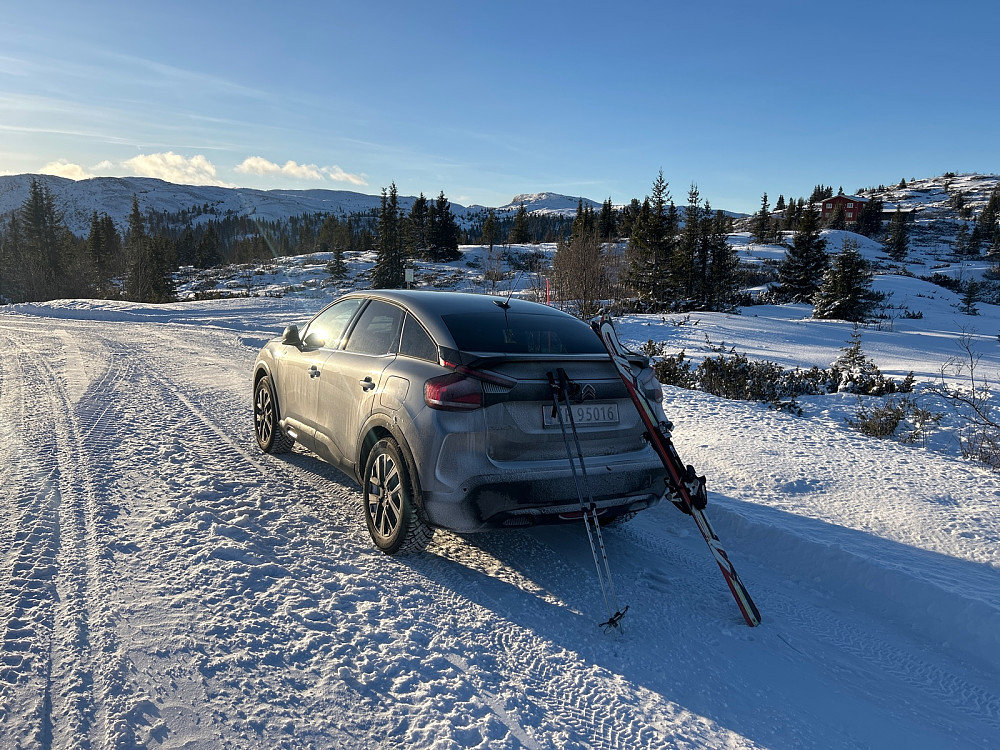 Parkering på "Brennesetre p-lomme" 1005 moh som er markert i pb-kartet.