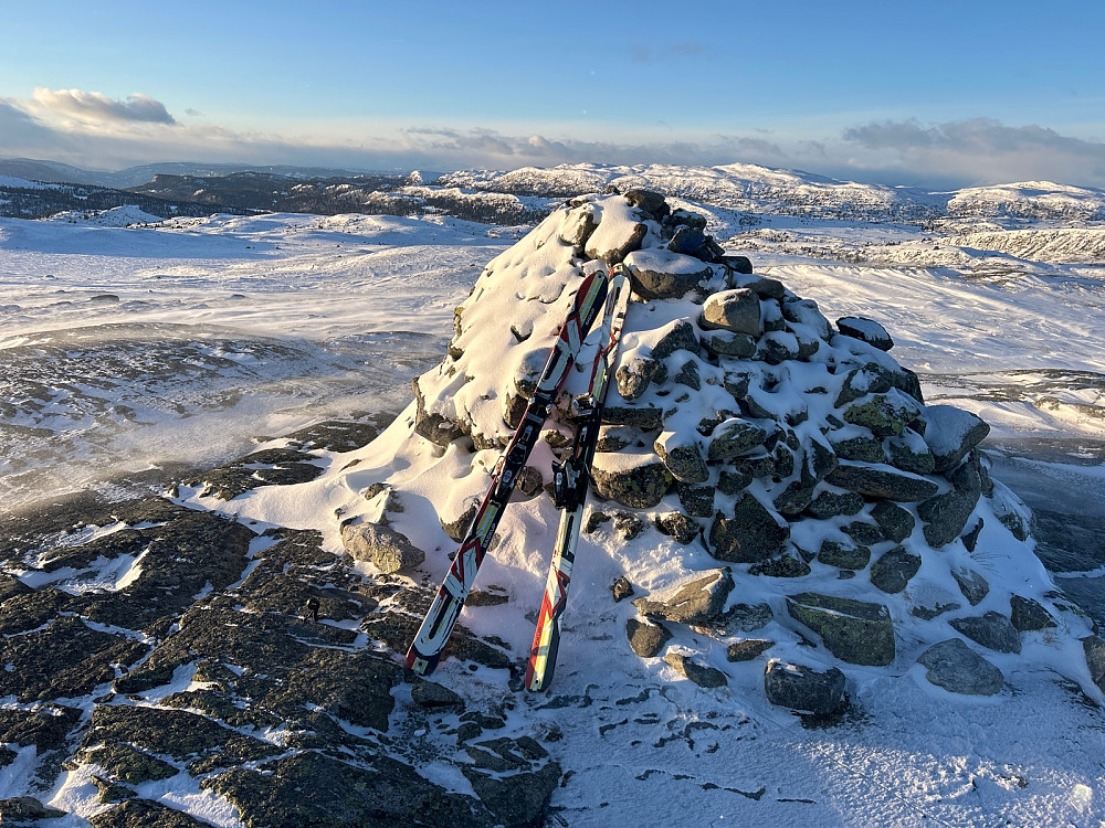 Toppvarden på Raudalsfjellet og mitt supertunge randoutstyr.