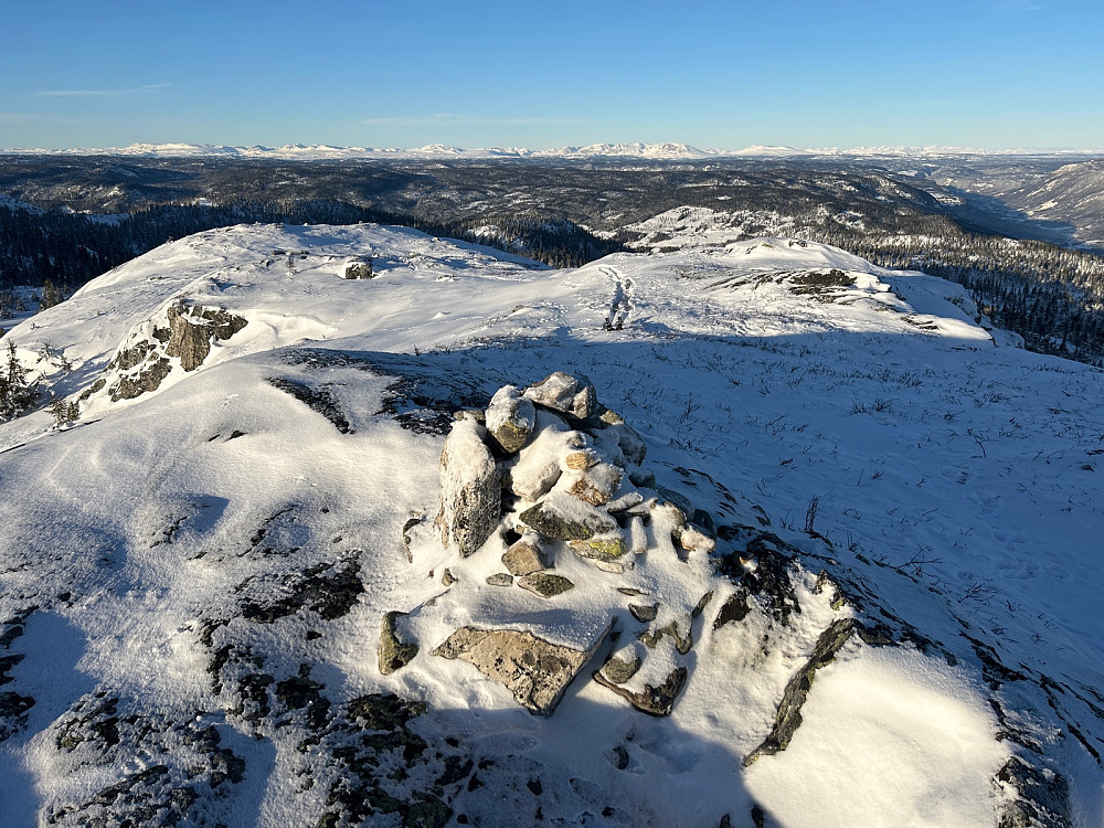 Toppvarden på Sjåfunatten med Hemsedalsfjellene i bakgrunnen.