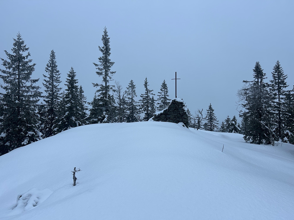 Fin varde på toppen av Kjerkeberget, 619 moh.