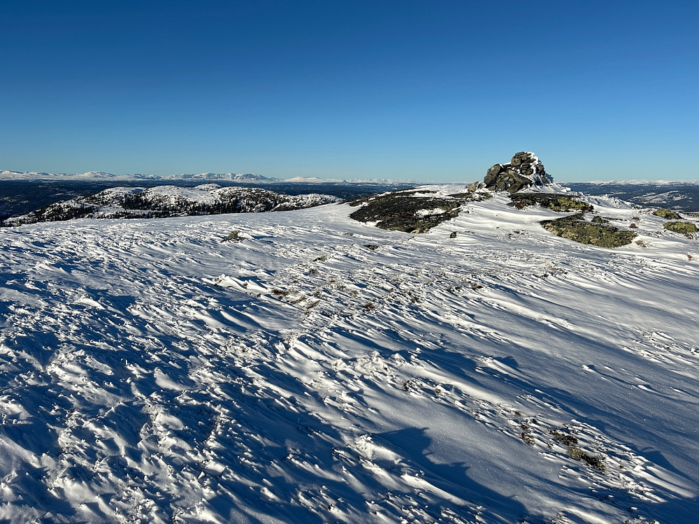 Varden på Høgelinatten og utsikt til Hemsedalsfjellene samt Jotunheimen midt i bildet.