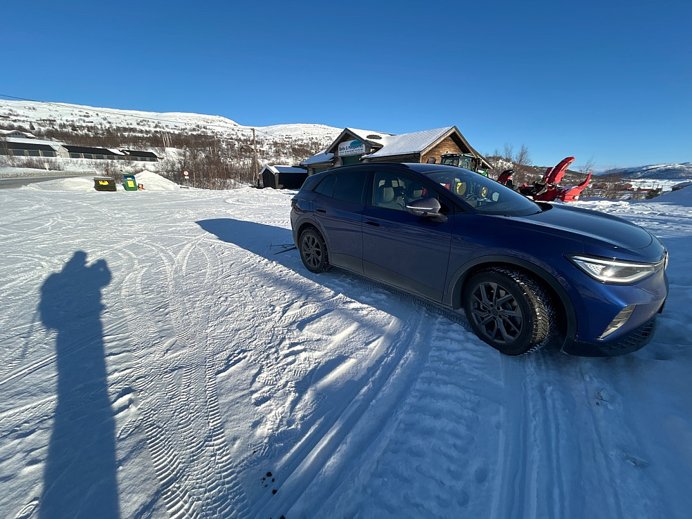 En jeg snakket med sa det var greit å parkere her. Lenger opp i bakken var det forbudsskilter, videoovervåkning og trussel om borttauing.