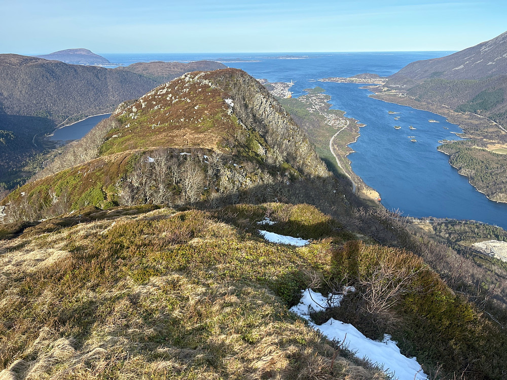 Utsikt nordover fra Skulstadhornet mot Håvikhornet. Deler av Brattvågen ses også med Nordøyane ytterst i bildet mot havet.