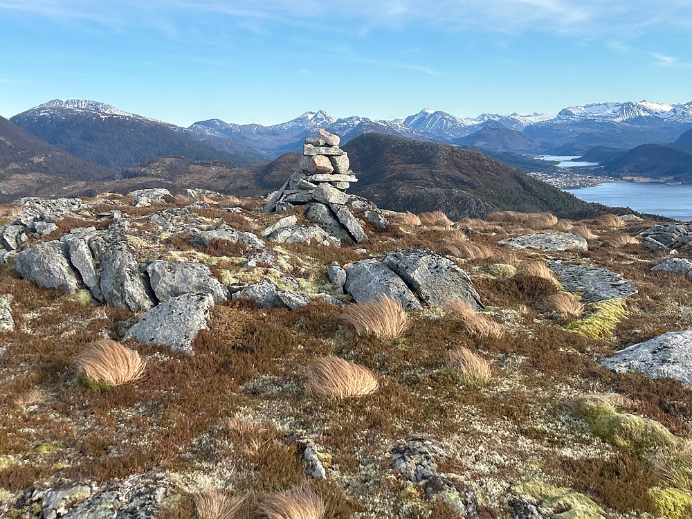 Skulstadhornet S3 med utsikt til mange fine fjell. Blåskjerdingen til venstre i bildet, Trolltinden rett over varden og Sprovstinden litt til høyre. Men Lauparen, kongen i Ålesund, er ikke med.
