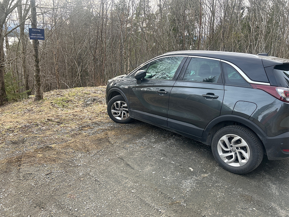 Bilen min hensatt på parkeringsplassen til Gjersetdalen villmarksområde.