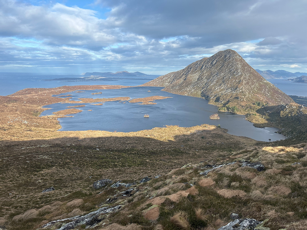 Storhornet troner over Alnesvatnet.
